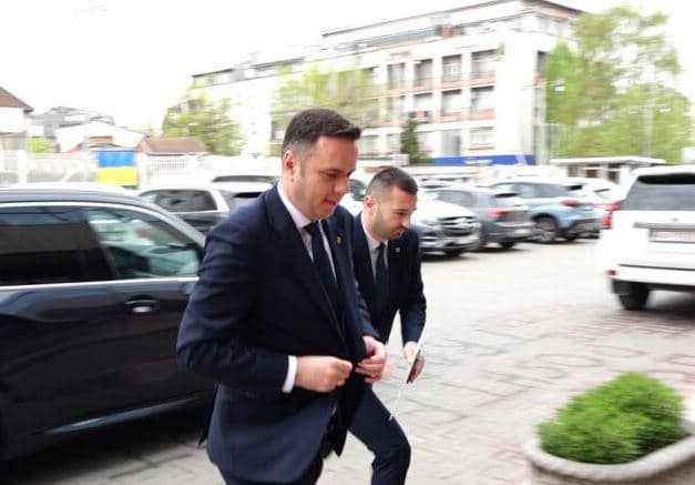 Pas Kurtit, edhe Abdixhiku arrin në Parlament