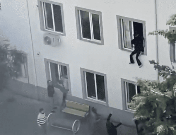 Pamje dramatike në Turqi, nxënësit hidhen nga dritaret pas sulmit në shkollë – 4 viktima