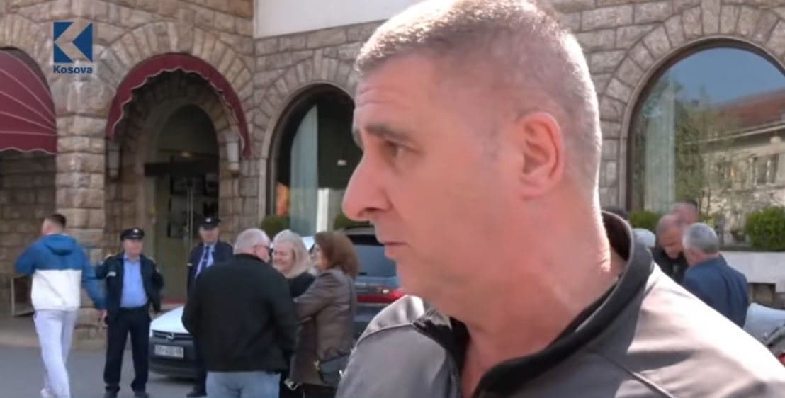 “Shumë pak”, qytetari pret më shumë protestues në sheshin e Pejës në mbrojtje të UÇK-së (VIDEO)