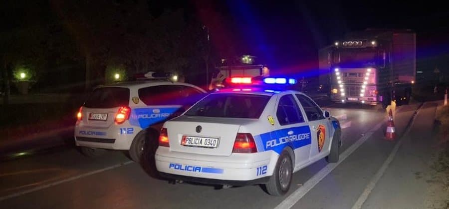 Të shtëna armësh në drejtim të një veture në Laç, të dyshuar babai dhe dy djemtë e tij