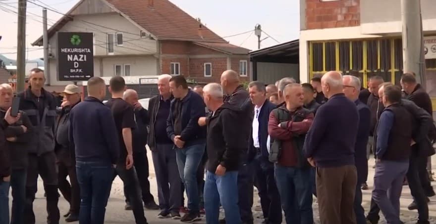 Protesta në Klinë: Ndryshimi i kontratës zvarrit punimet (VIDEO)