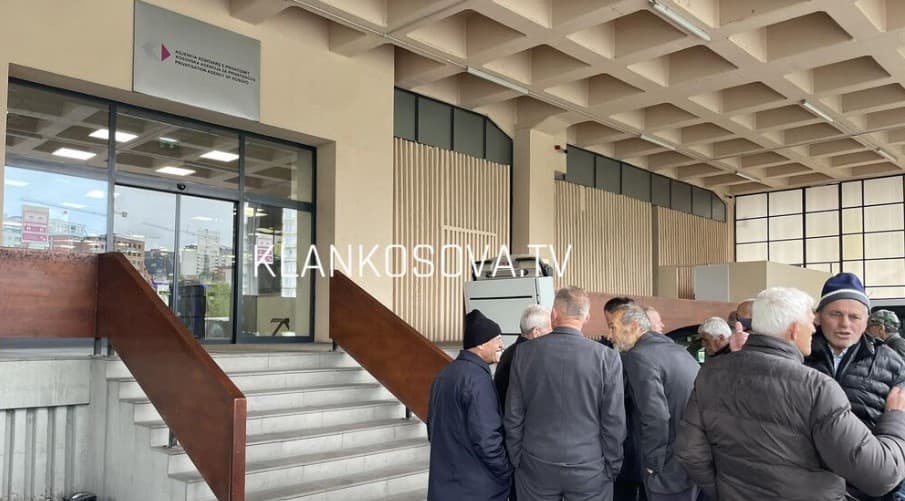 Ish-punëtorët e fabrikës së tullave protestojnë, kërkojnë 43 paga