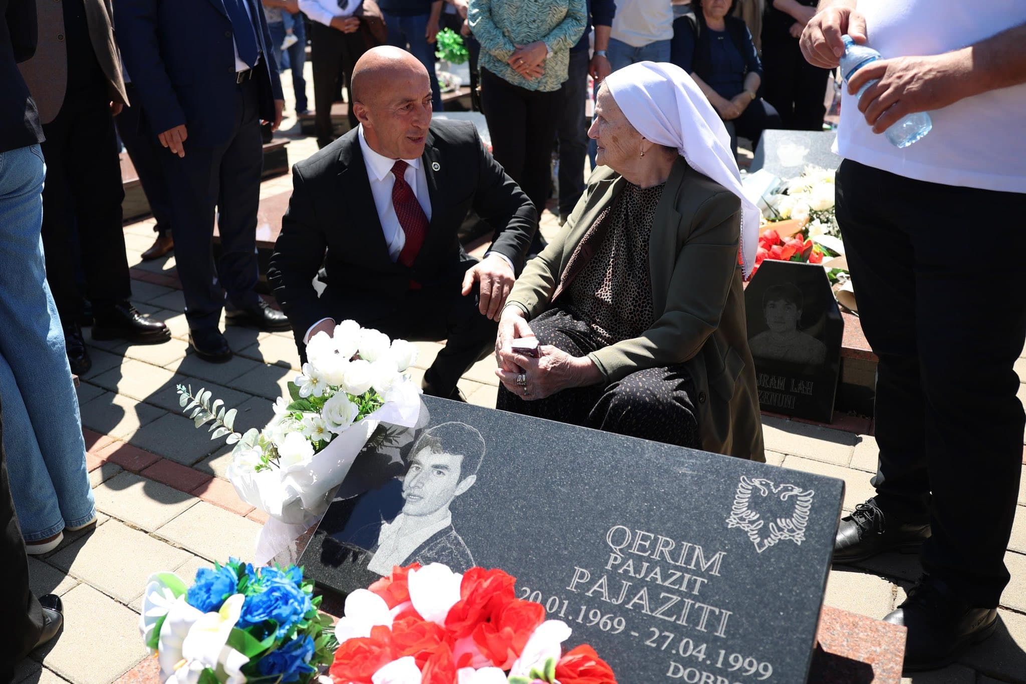 Haradinaj nderon martirët në Mejë: Pushofshin të qetë në tokën e Kosovës!