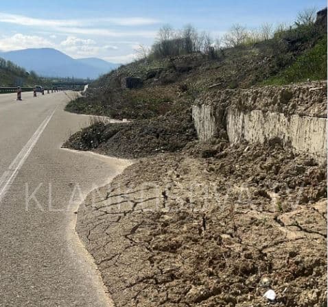 Pamje nga shembja e dheut në autostradën “Ibrahim Rugova”