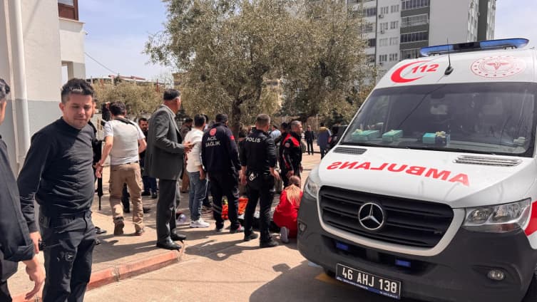 Arrestohet babai i sulmuesit të shkollës në Turqi