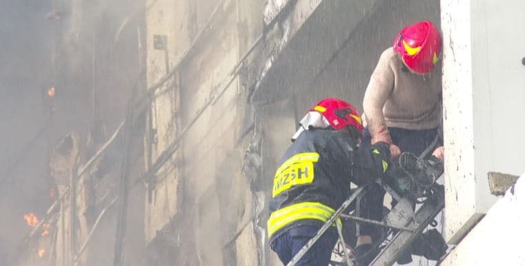 Flet zjarrfikësi hero që shpëtoi një grua nga ndërtesa në Tiranë: “Më tha më lër të digjem”
