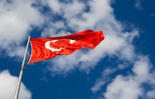 Ngritet aktakuzë ndaj personit që dëmtoi flamurin e Turqisë gjatë Ramazanit