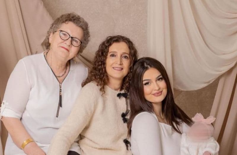 “4 gjenerata”, Vesa Vllasaliu publikon foto me vajzën, nënën dhe gjyshen