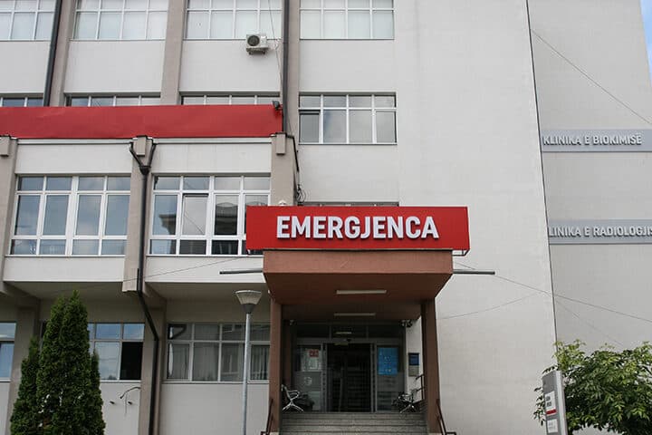 Punëtori që ra nga objekti në Ferizaj, ndodhet në gjendje të rëndë