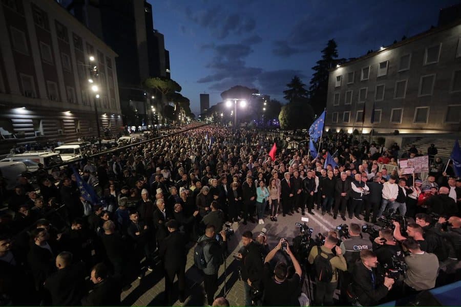 Nis protesta e shtatë e opozitës para kryeministrisë, rikthehen fjalimet