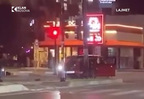 Vetaksident në Prishtinë, vetura godet semaforin (VIDEO)