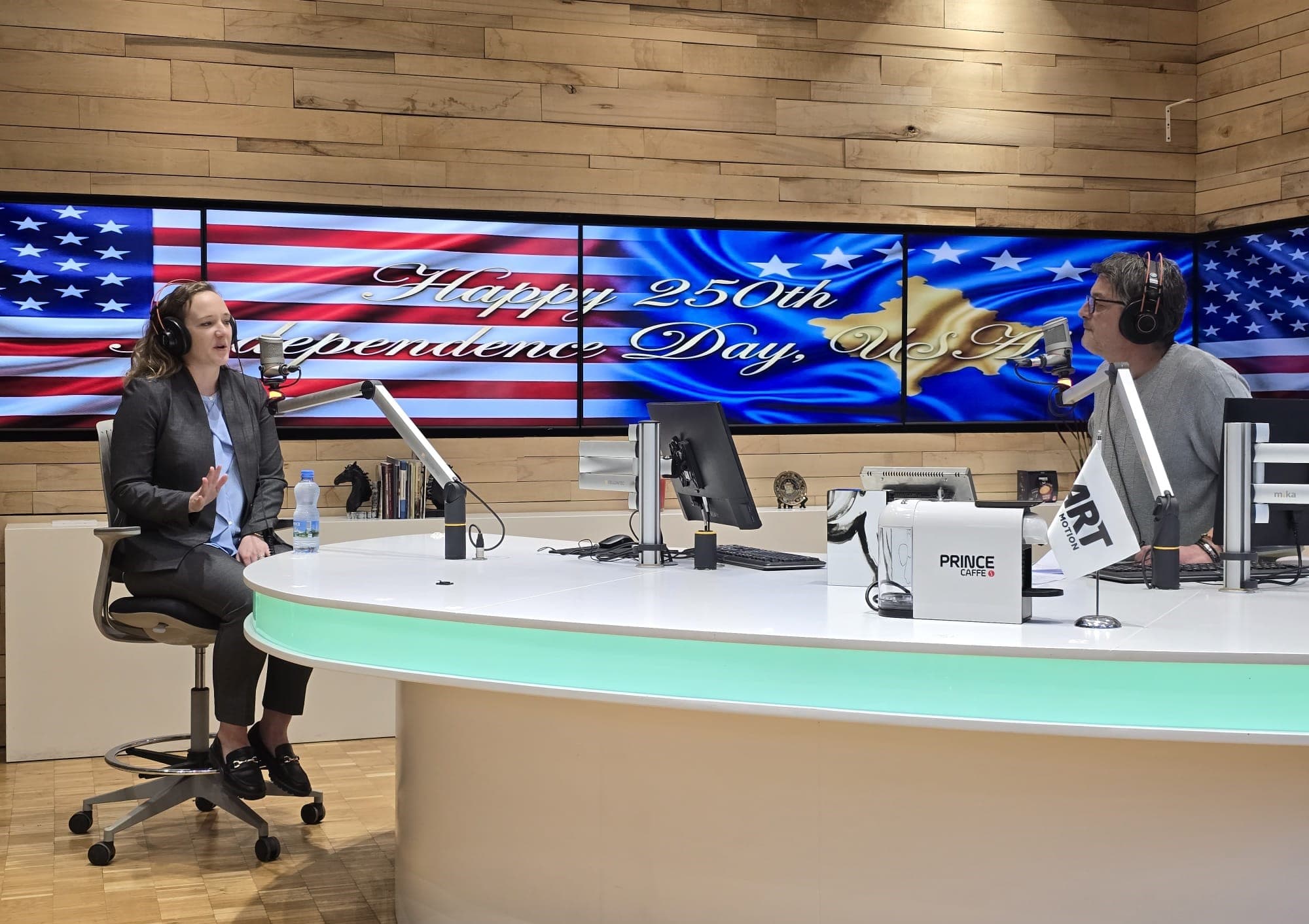 Ambasada amerikane fton artistët në festën e 250-vjetorit, shpërndan intervistën në Klan Kosova FM (VIDEO)