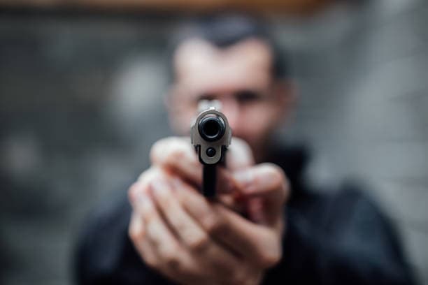 Ia drejtori armën një personi, arrestohet i dyshuari në Prishtinë