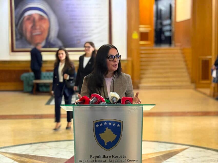 Lushaku: Kurti po prodhon kriza për të qeverisur i pambikëqyrur, tipike autoritare  