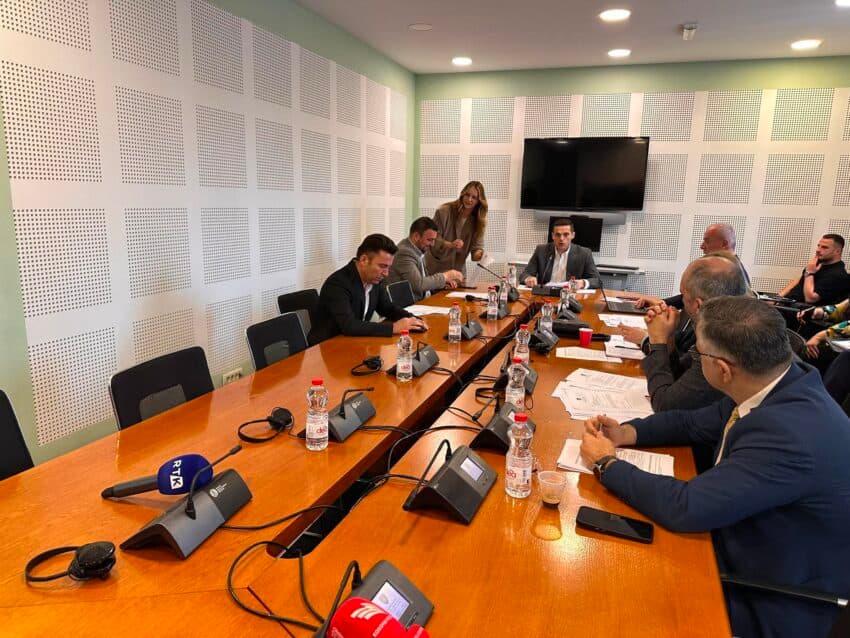 Pozita e opozita përplasen për shkarkimin e Komisionit për provimin e jurisprudencës