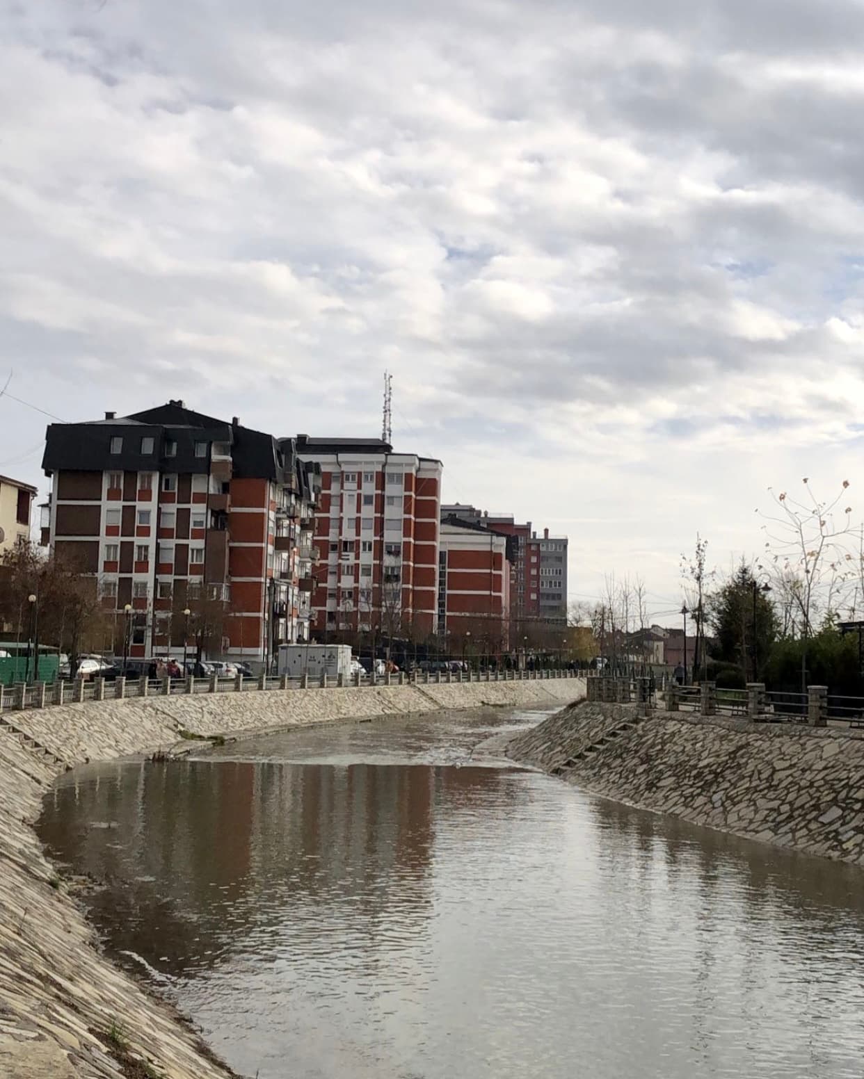 Ministria e Mjedisit ndalon betonimin e shtretërve të lumenjve