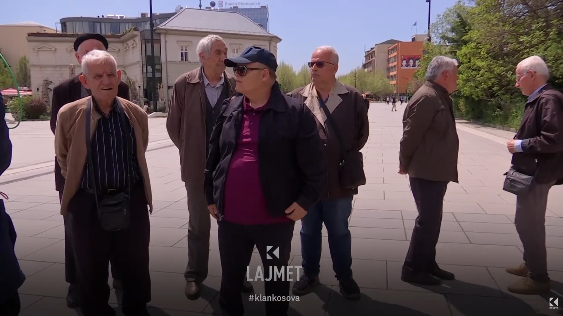 Protesta qytetare: “Bëjeni presidentin, mos rrini në kafe” (VIDEO)