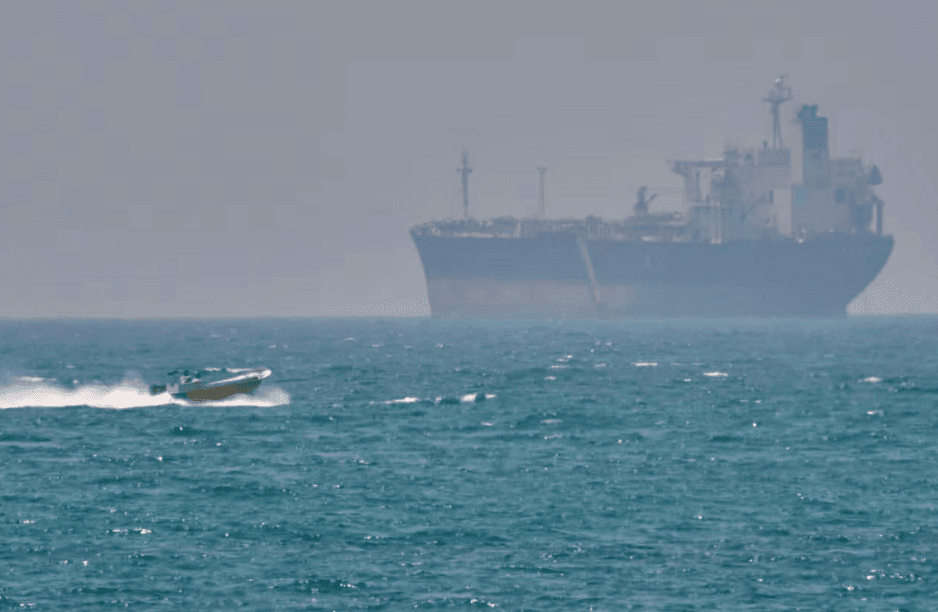 Vazhdon bllokimi në Ngushticën e Hormuzit, kthehen dy anije