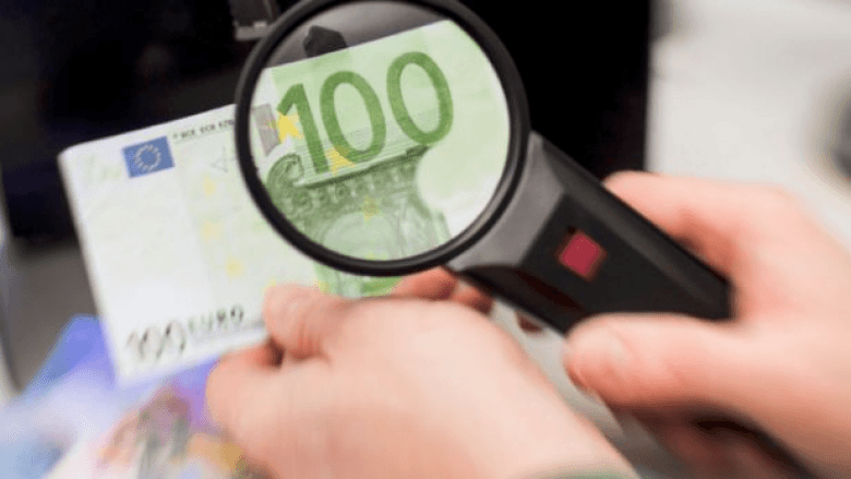 Policia gjen para të falsifikuara gjatë kontrollit në një shtëpi në Skënderaj