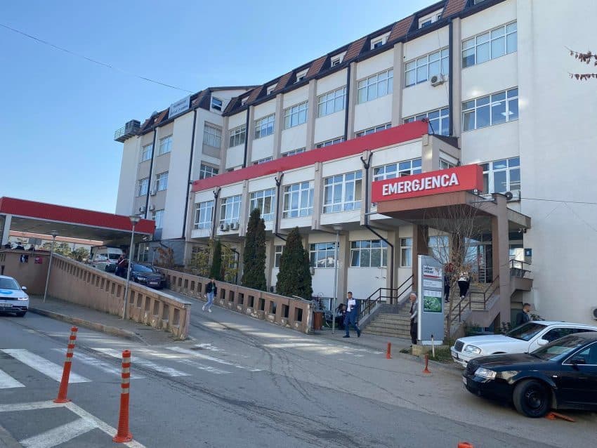 Dyshohet se një person ka vdekur në Qendrën Emergjente pas plagëve me armë zjarri