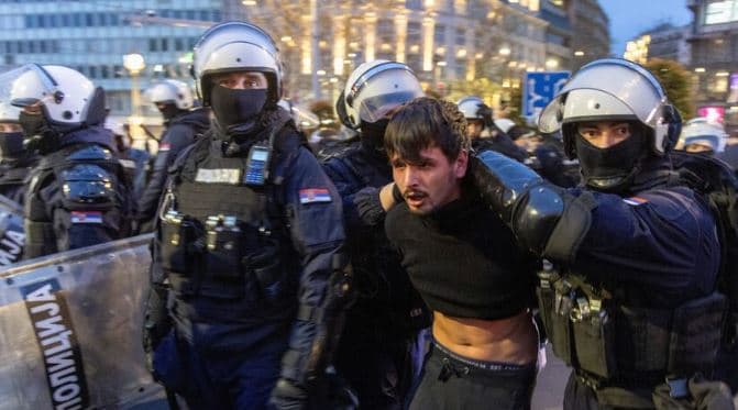 Studentët serb protestojnë dhe përballën me policinë
