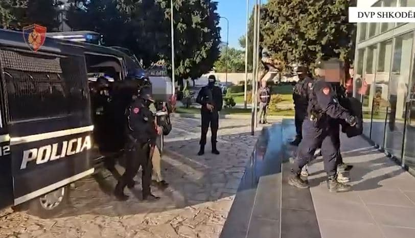 Kërcënuan babë e bir për përfitim pasurie, arrestohen tre persona në Shkodër