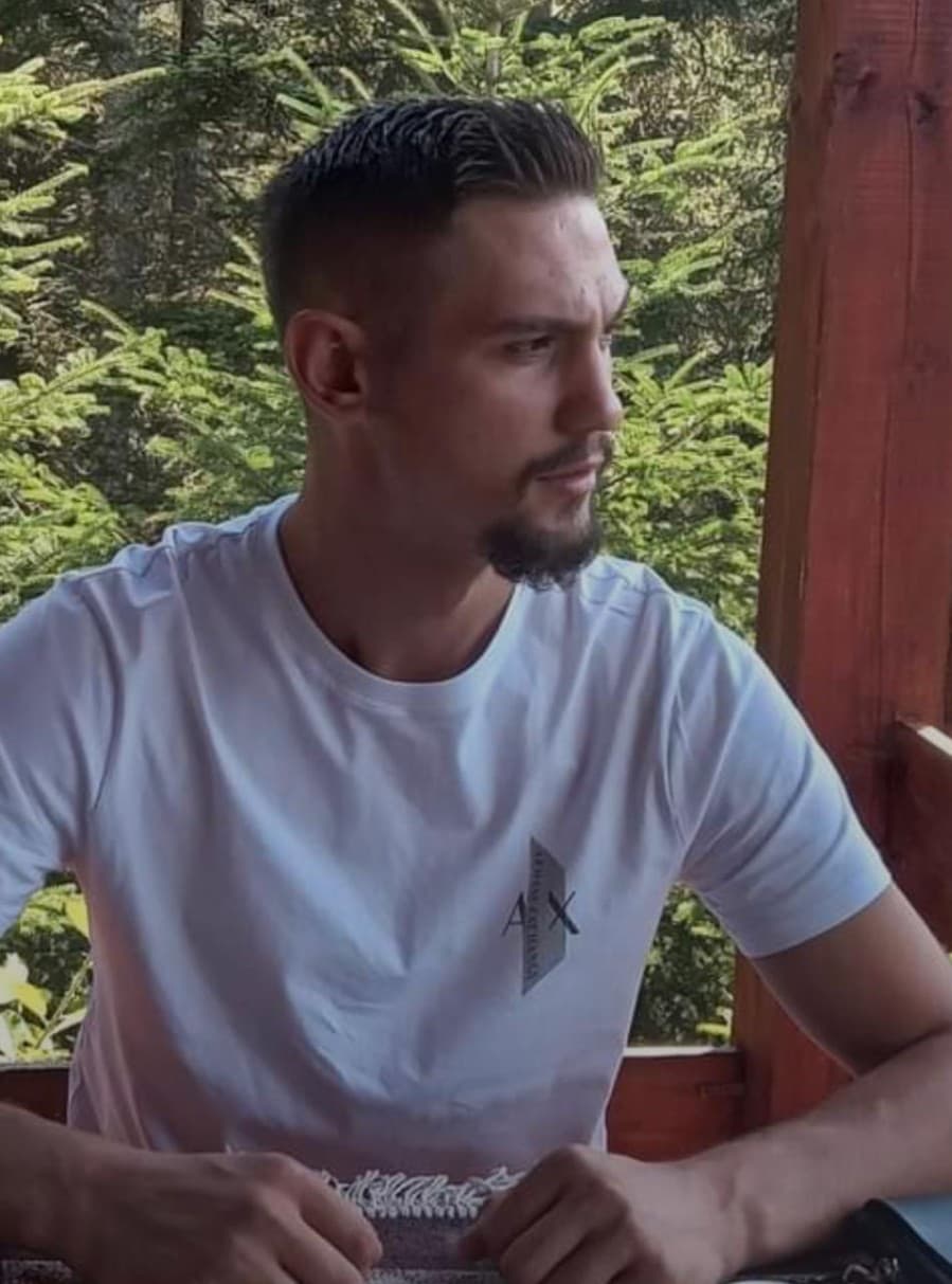 Policia publikon foton e të dyshuarit për vrasjen e trefishtë në Podgoricë