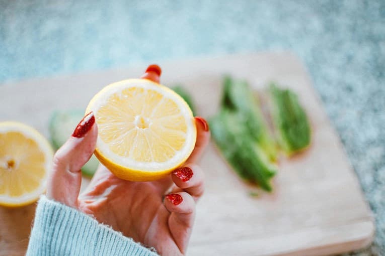 A funksionon vërtet vitamina C për trajtimin e ftohjeve?