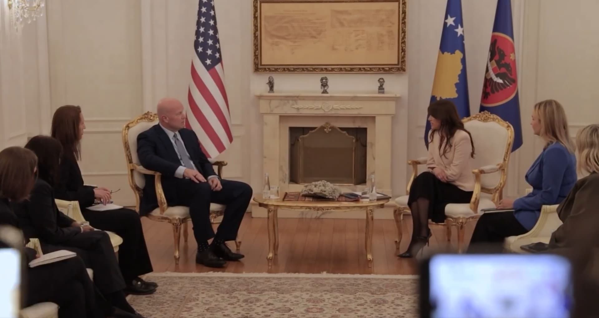 Whitaker vlerëson Kosovën për blerjen e pajisjeve mbrojtëse amerikane