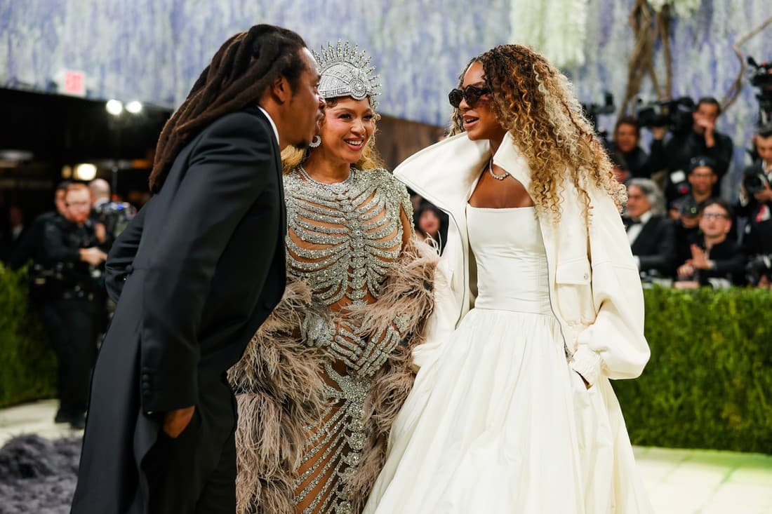 Asistentët iu lutën, por vajza e Beyonces refuzoi t'i hiqte syzet (VIDEO)