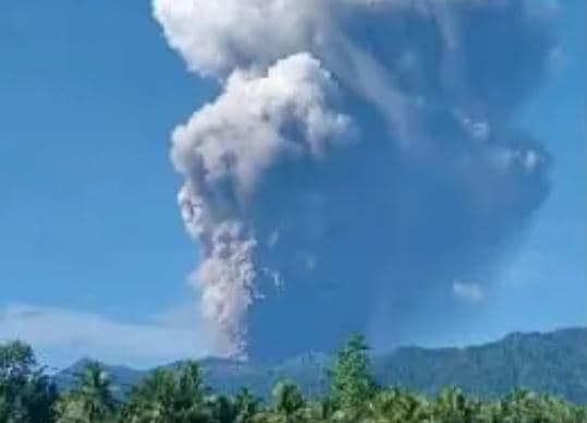 Shpërthimi i vullkanit në Indonezi, ekipet e shpëtimit kërkojnë 20 alpinistë