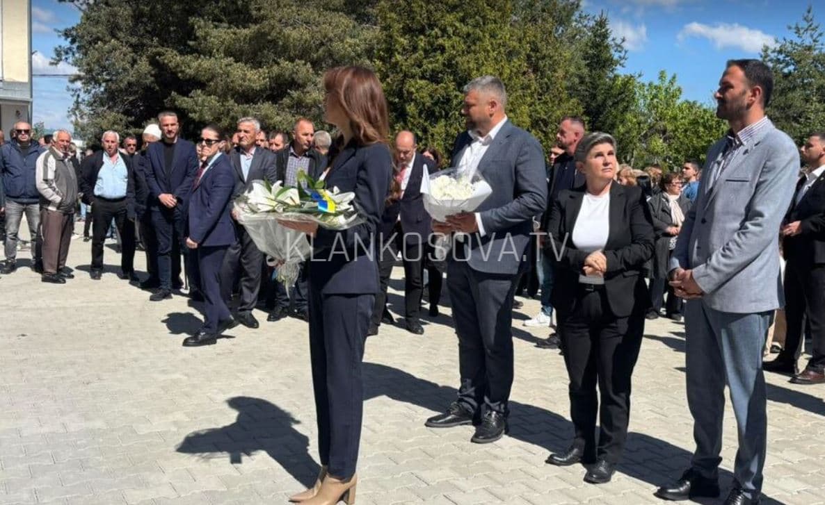 Haxhiu nderon 25 martirët e Bukoshit