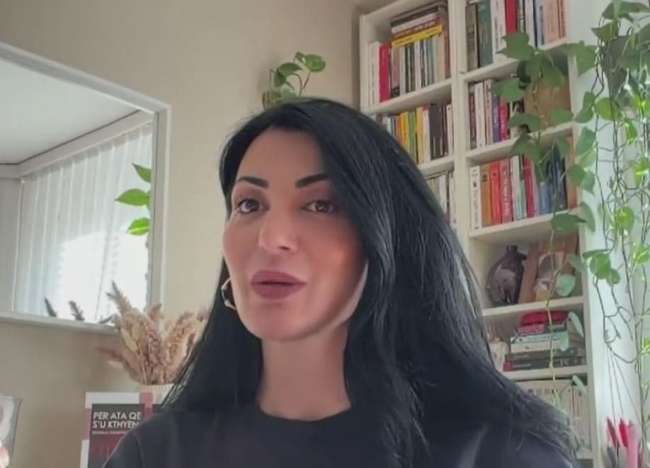 "Ia vranë dhe dogjën babanë para syve", rrëfimi mes lotësh i së bijës (VIDEO)