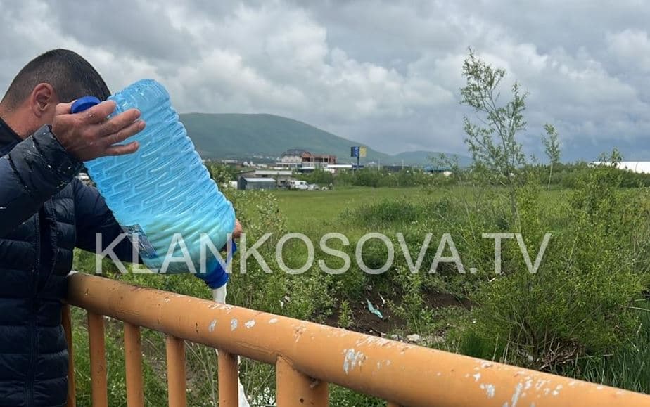 Fermerët hedhin qumështin në lumë pas uljes së çmimit