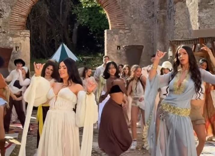 Fifi dhe Oriola Marashi po vijnë me këngën “Më jep pak ujë” (VIDEO)