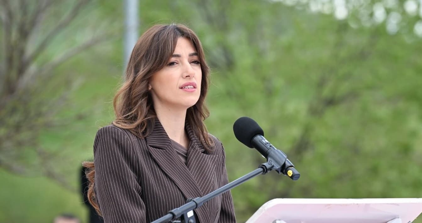 "Kallxoj burrit mos me ofendu nanën e tij", vërshojnë komentet te Haxhiu në postimin për Luan Haradinajn