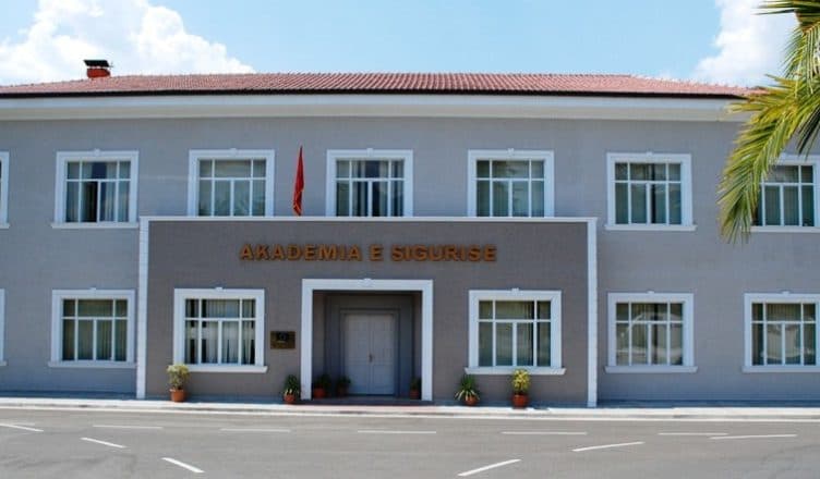 Helmohen 56 studentë në Shqipëri, arrestohet një tekonologe dhe kuzhinieri