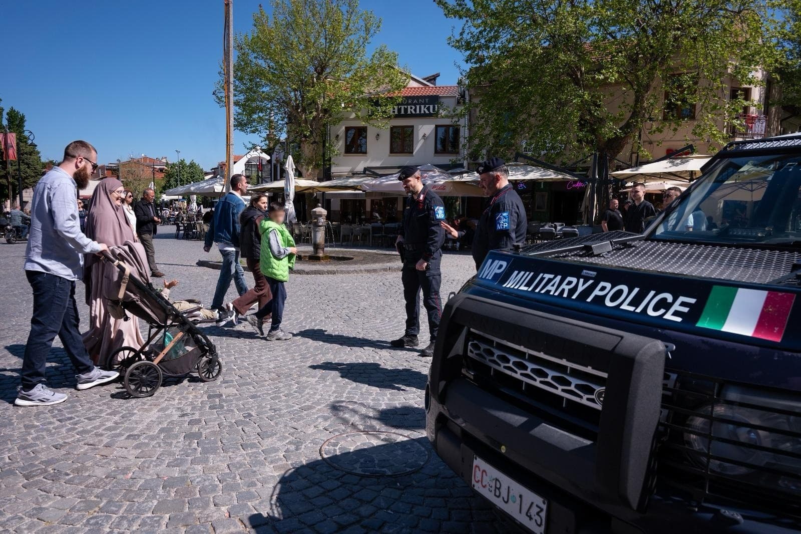 Policia Ushtarake e Karabinierëve patrullon në Prizren