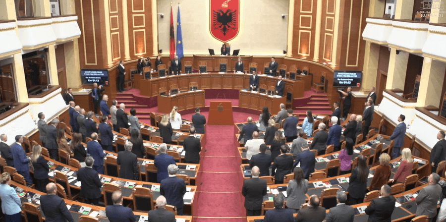 Kuvendi i Shqipërisë mban një minutë heshtje për tragjedinë e Durrësit