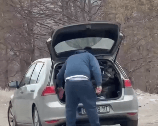 E turpshme në Brezovicë: Qytetari hedh mbeturinat nga vetura në rrugë (VIDEO)