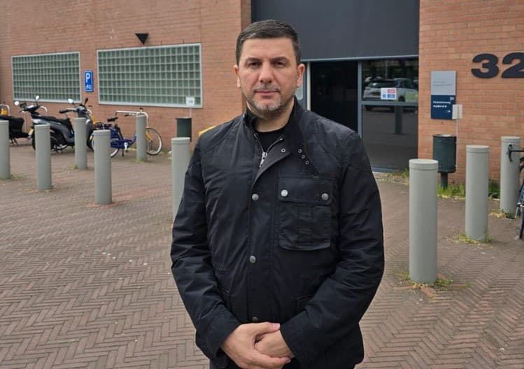 Krasniqi viziton Veselin në Hagë: Besojmë fuqishëm në pafajësinë e tyre