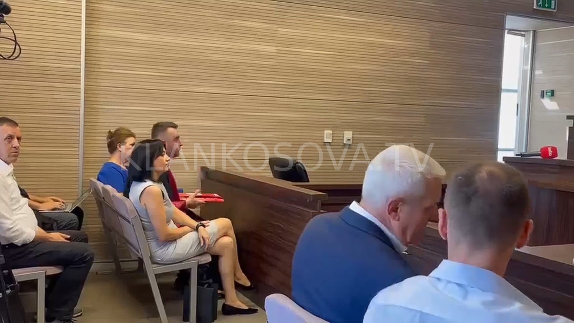 Me kërkesë të Sveçlës, shtyhet seanca për hedhjen e gazit lotsjellës në Kuvend