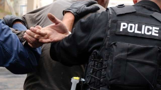 Sulmoi policinë dhe iu shkaktoi lëndime, arrestohet qytetari në Pejë