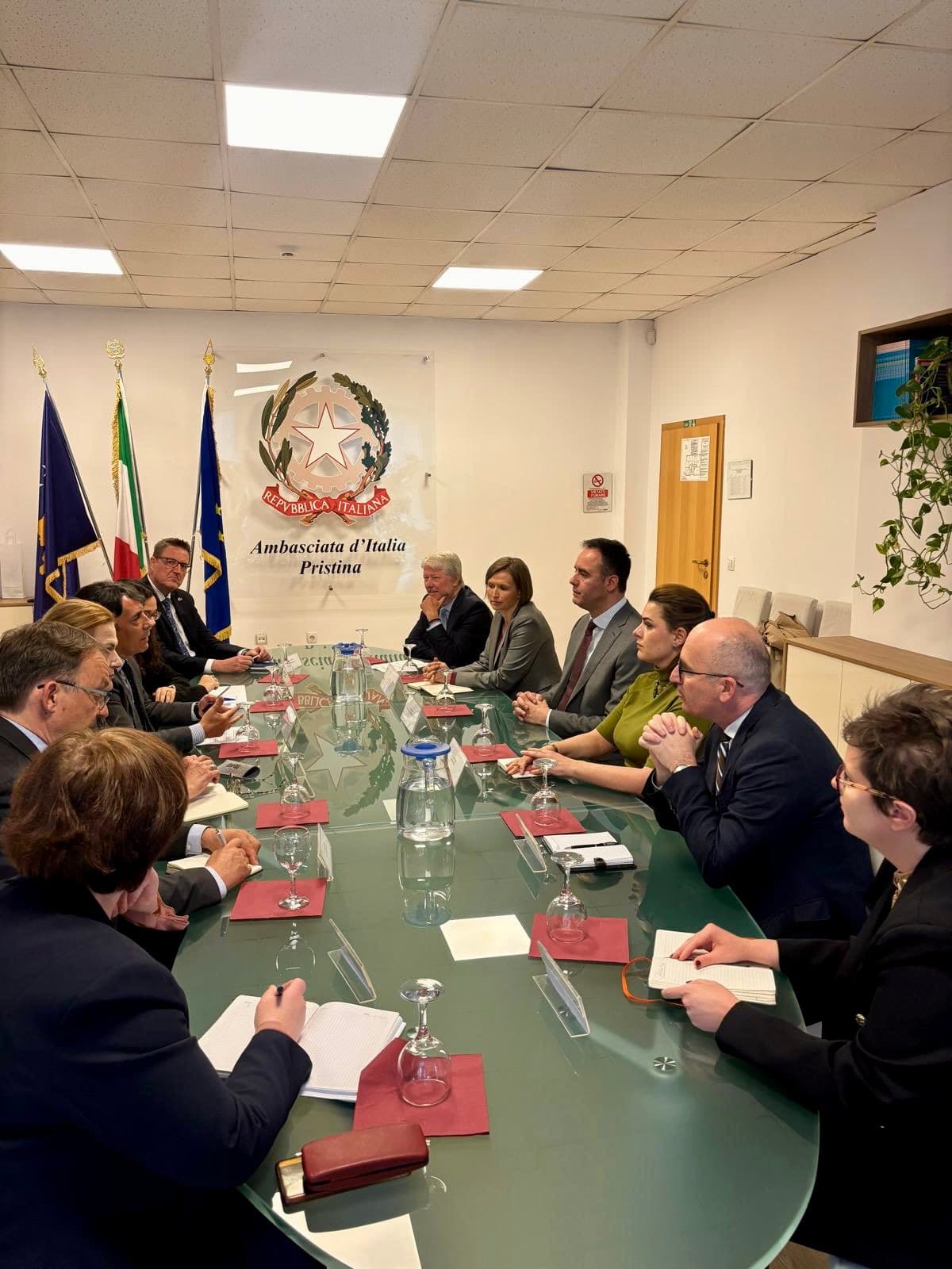 “Miqtë e Ballkanit” mblidhen te ambasadori italian në Prishtinë, flasin për rrugën e Kosovës drejt BE-së