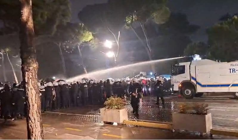 Përplasjet në protestën e opozitës, procedohen 7 persona - kapen molotov dhe lëndë piroteknike