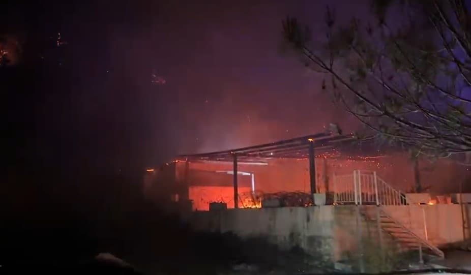 Feuer erfasst Lokal in Radhimë, Feuerwehr und Polizei vor Ort