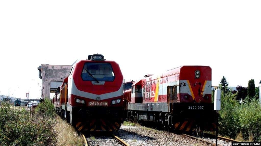 Treni godet një mjet të punës në Jagodë të Klinës, një i lënduar