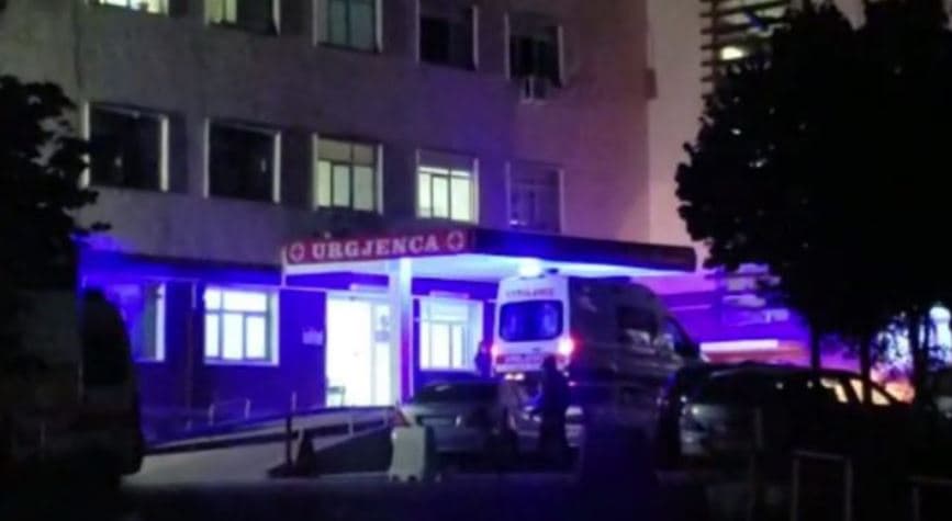 Plagoset me thikë 23-vjeçari në Vlorë, dërgohet në spital