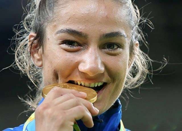 Federata Botërore e Xhudos me statujë nga bronzi për Majlinda Kelmendin