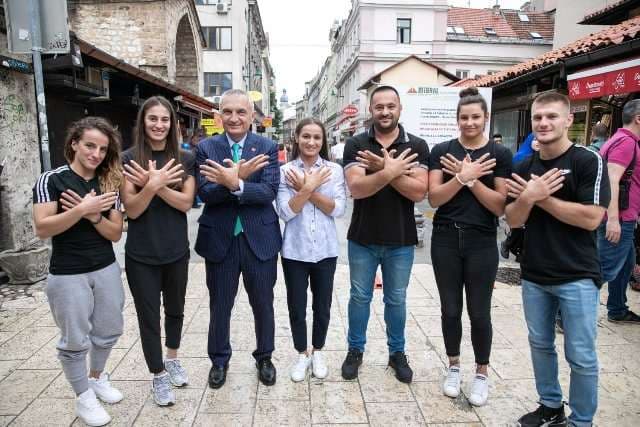 Presidenti i Shqipërisë dhe xhudistët nga Kosova bëjnë shqiponjën midis çarshisë së Sarajevës